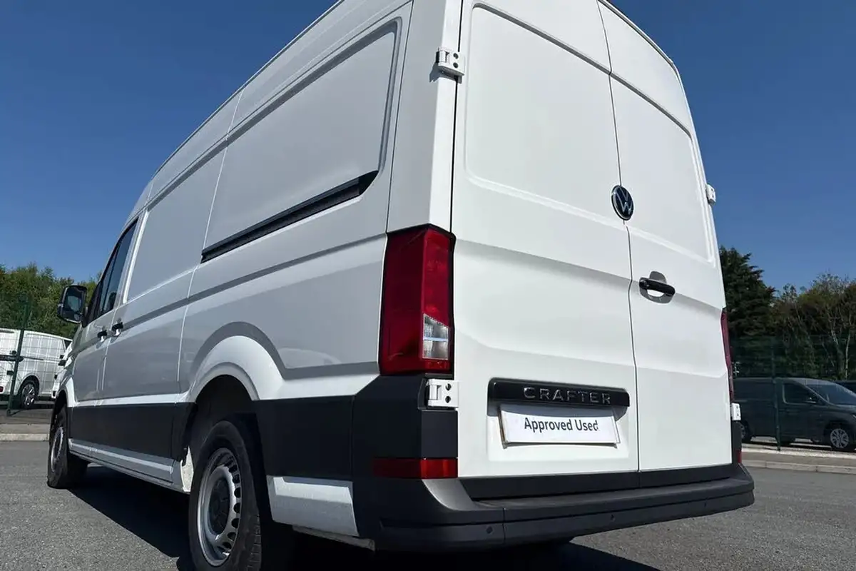 2024-volkswagen-crafter-20tdi-cr35-mwb-commerce-140pseu6d-panel-van-big-7