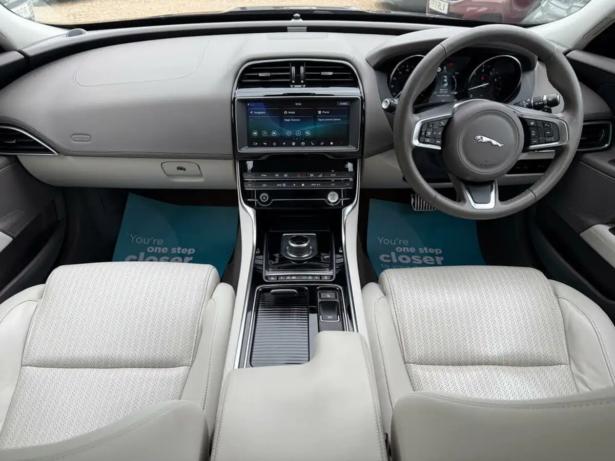 2019-jaguar-xe-20i-portfolio-200ps-big-15