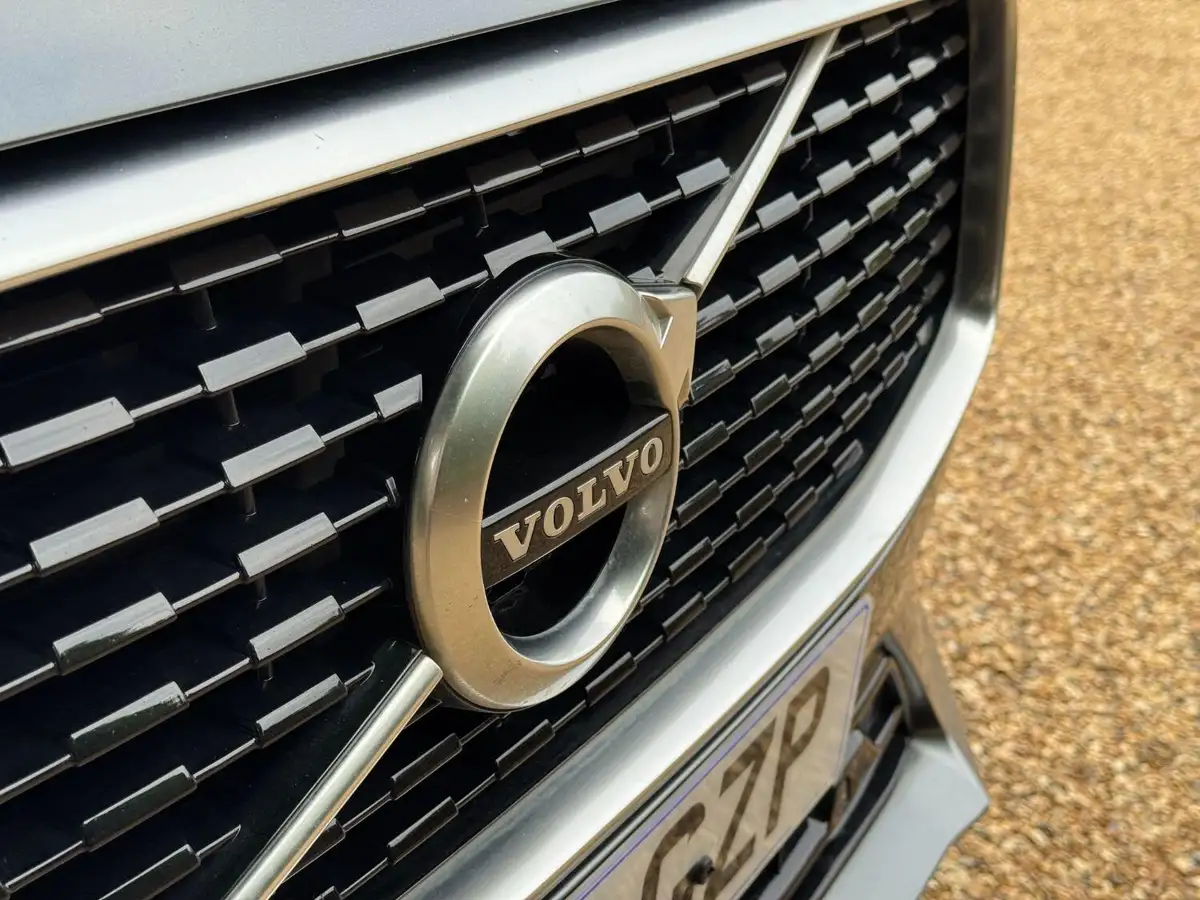 2019-volvo-xc60-20-t8-r-design-big-25