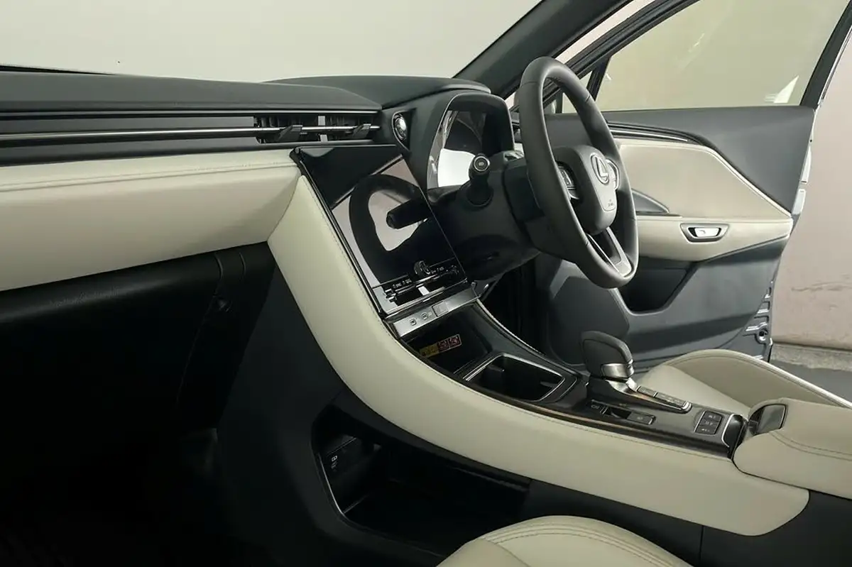 2025-lexus-lbx-15-premium-plus-big-9