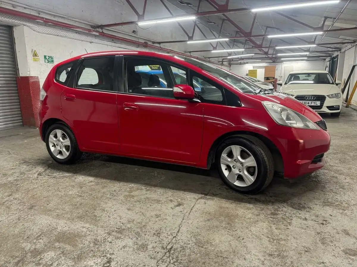 2010-honda-jazz-14-es-big-1