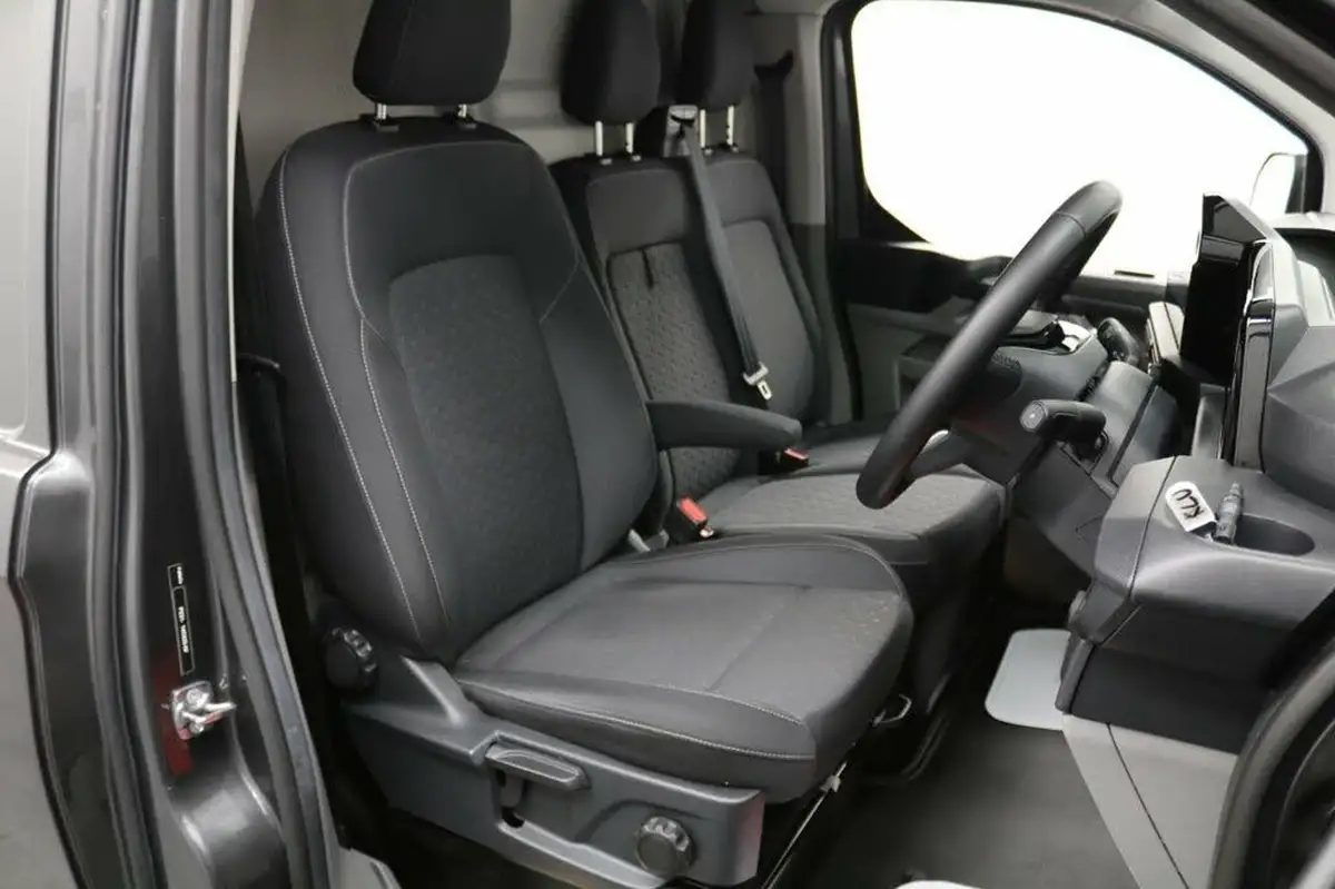 2023-ford-transit-custom-20tdci-320-l1h1-limited-136pseu6e-panel-van-1996cc-auto-big-25
