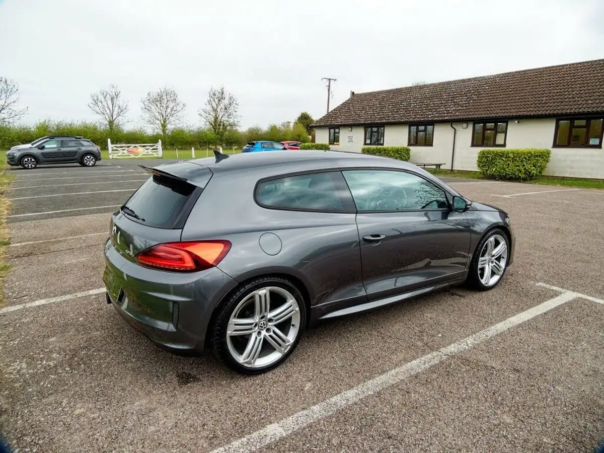 2016-volkswagen-scirocco-20-tsi-r-line-big-21
