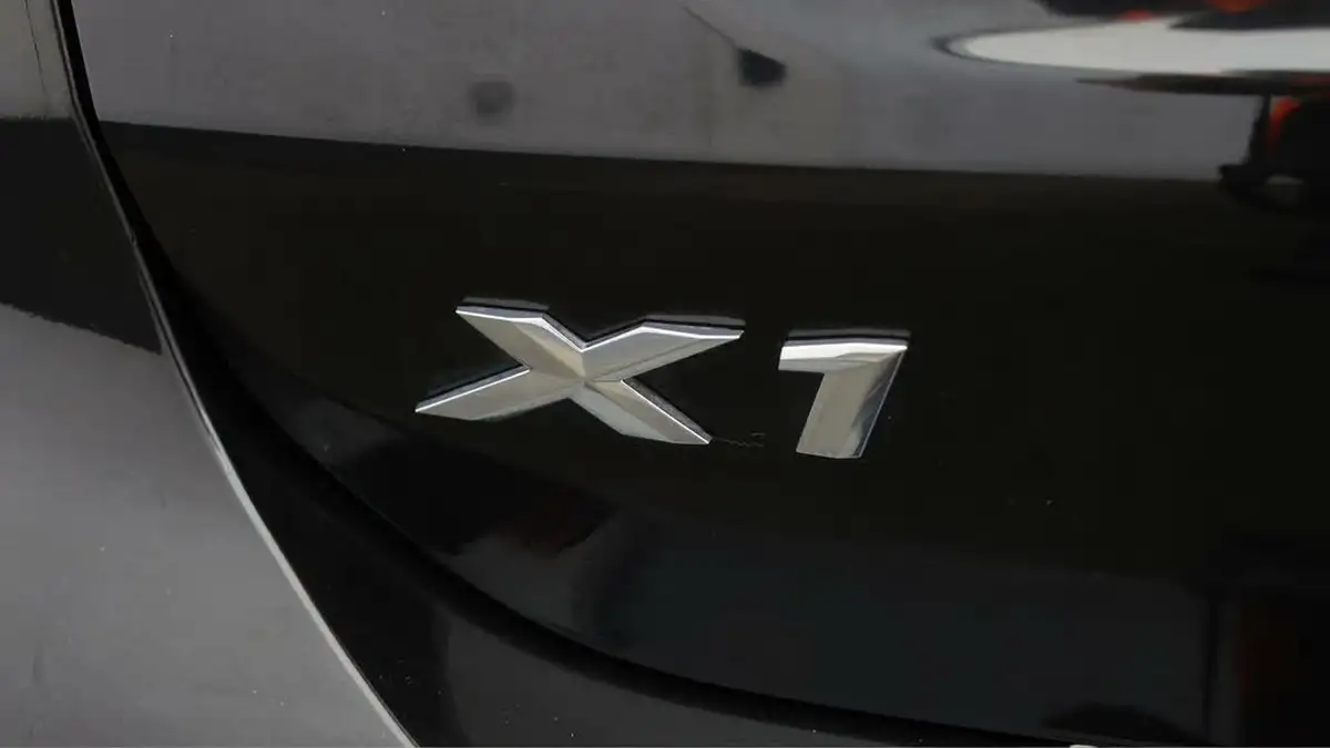 2019-bmw-x1-20-sdrive-20i-xline-sdrive-20i-big-19