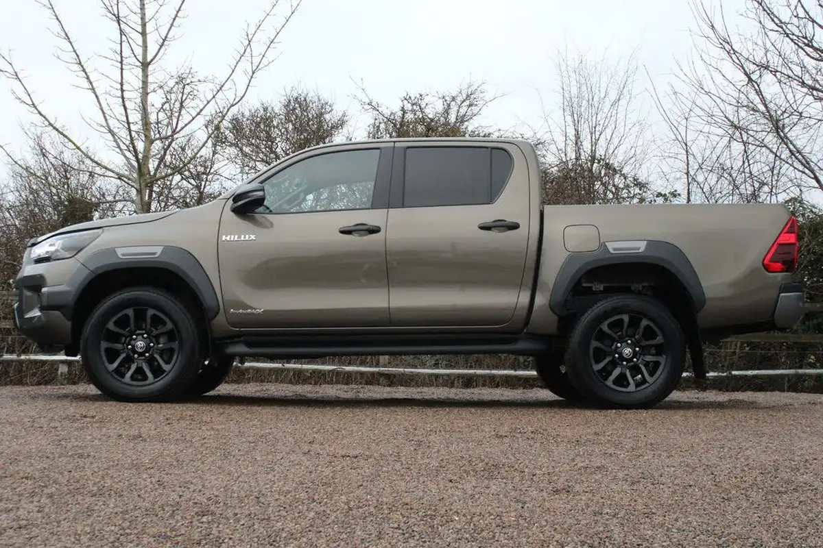 2023-toyota-hi-lux-28d-4d-invincible-x-2754cc-auto-big-15