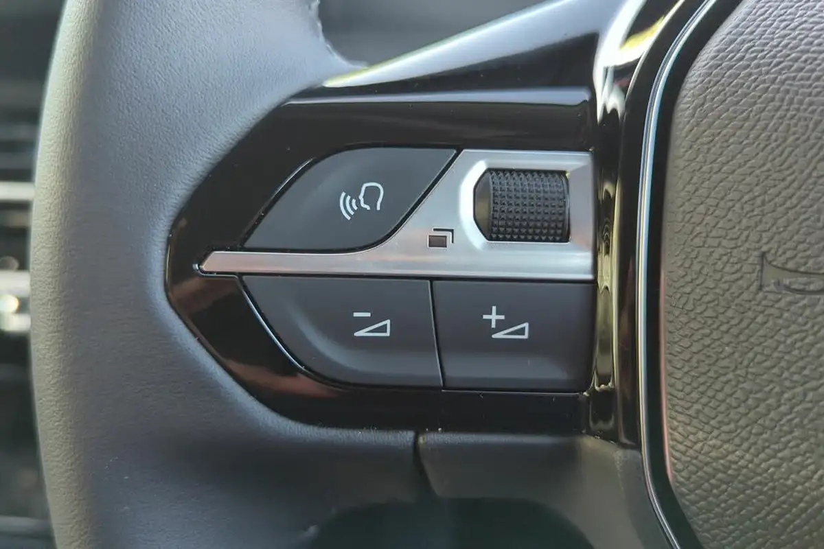 2025-peugeot-208-12-puretech-allure-big-21