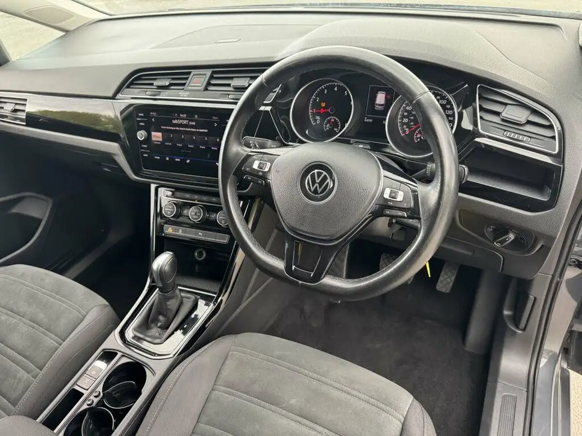 2021-volkswagen-touran-15-tsi-sel-dsg-big-10