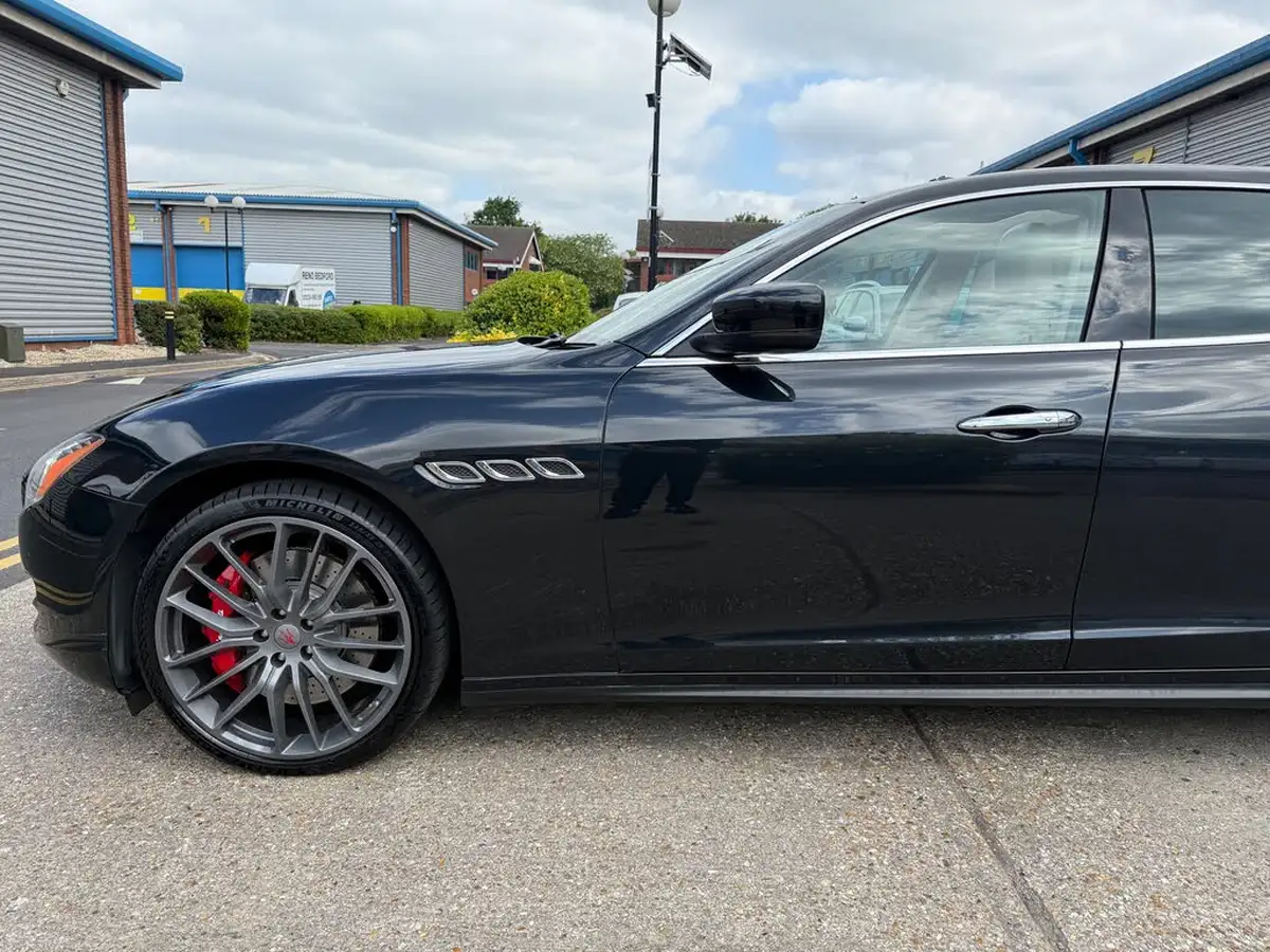 2015-maserati-quattroporte-38-gts-big-27