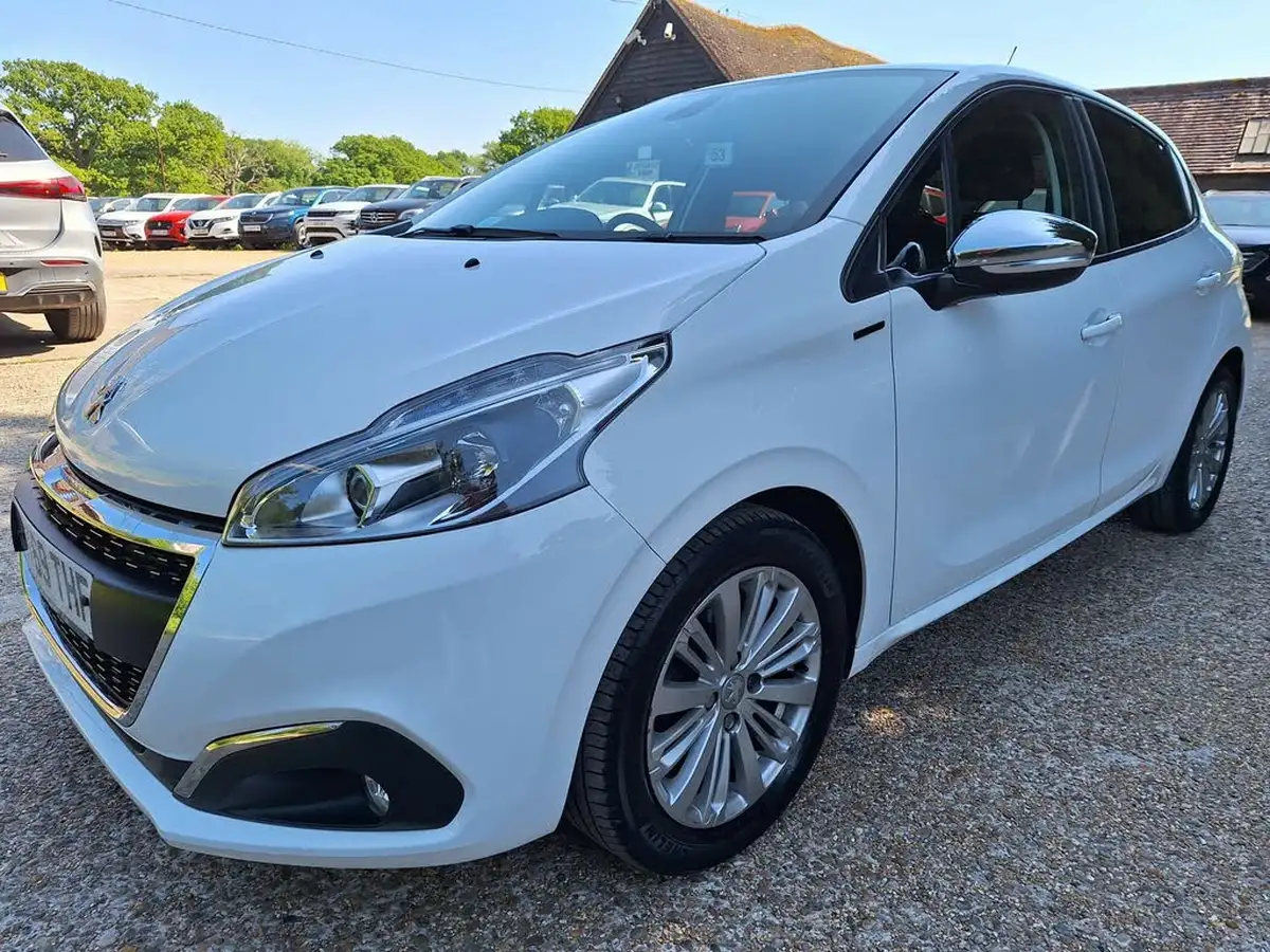 2019-peugeot-208-12-puretech-signature-big-2