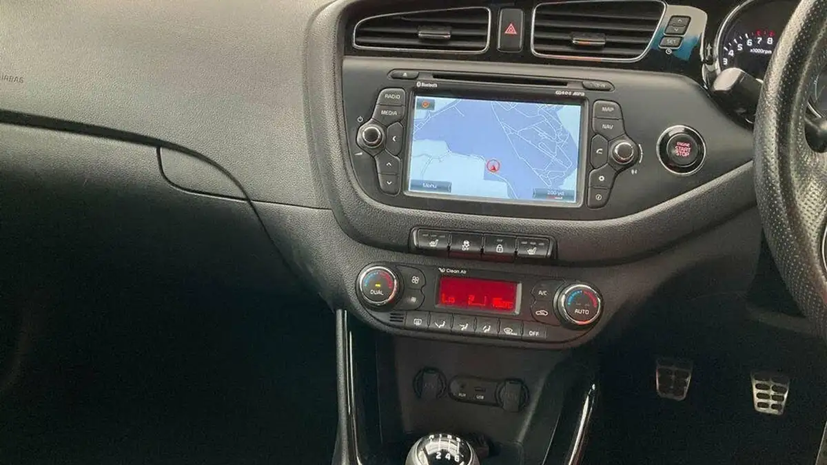 2014-kia-ceed-16-gt-tech-big-15