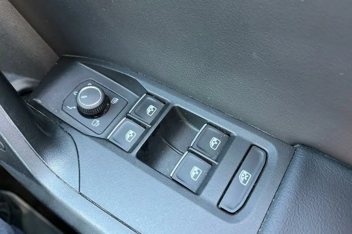 2021-seat-leon-14-e-hybrid-fr-hatchback-big-15