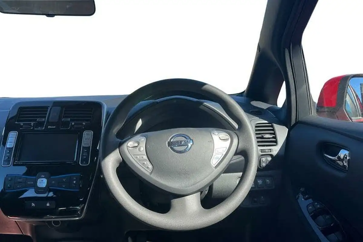 2016-nissan-leaf-e-acenta-30kwh-big-10