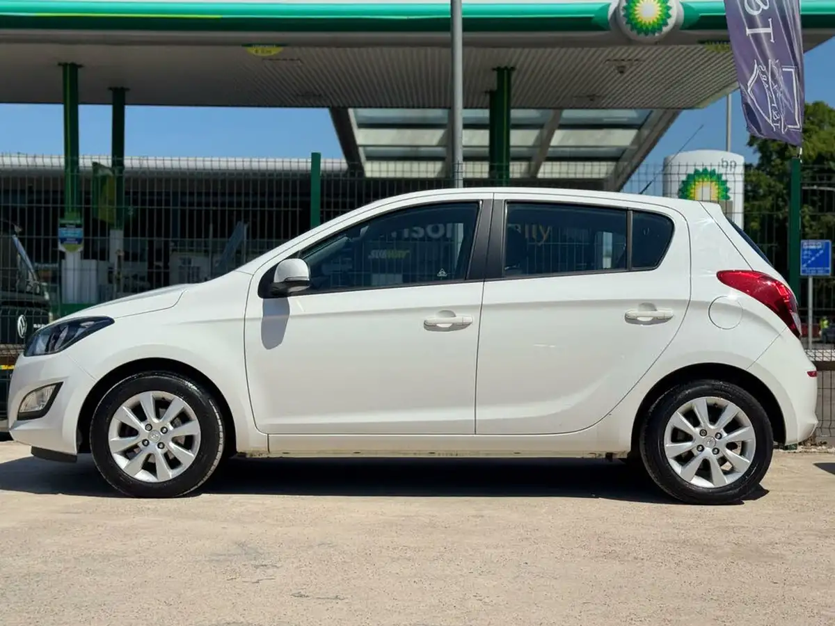 2014-hyundai-i20-12-active-5d-big-17