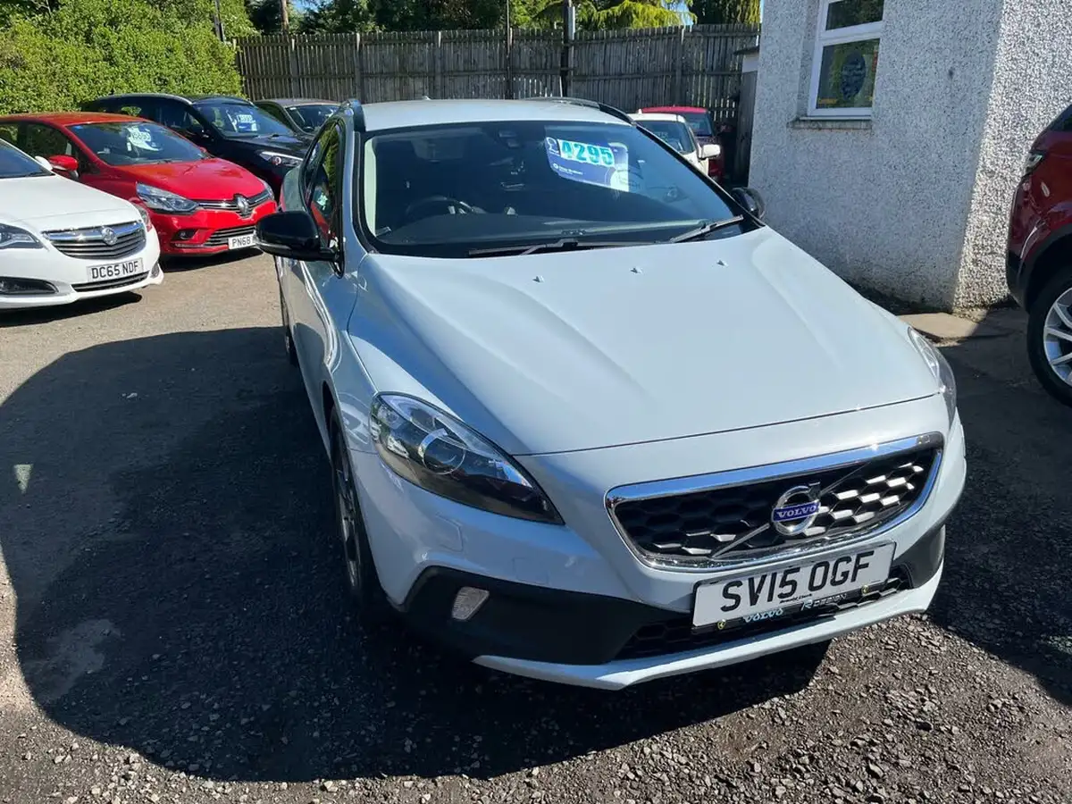 2015-volvo-v40-16td-d2-cross-country-lux-nav-big-1