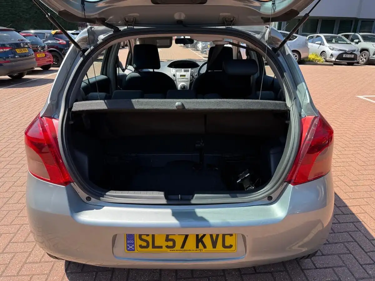 2007-toyota-yaris-13-tr-5d-big-26