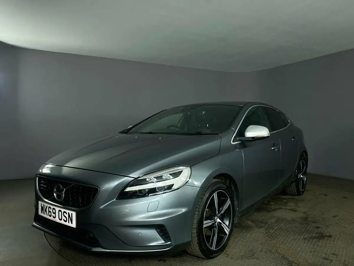 2019-volvo-v40-20td-d2-r-design-edition-big-11