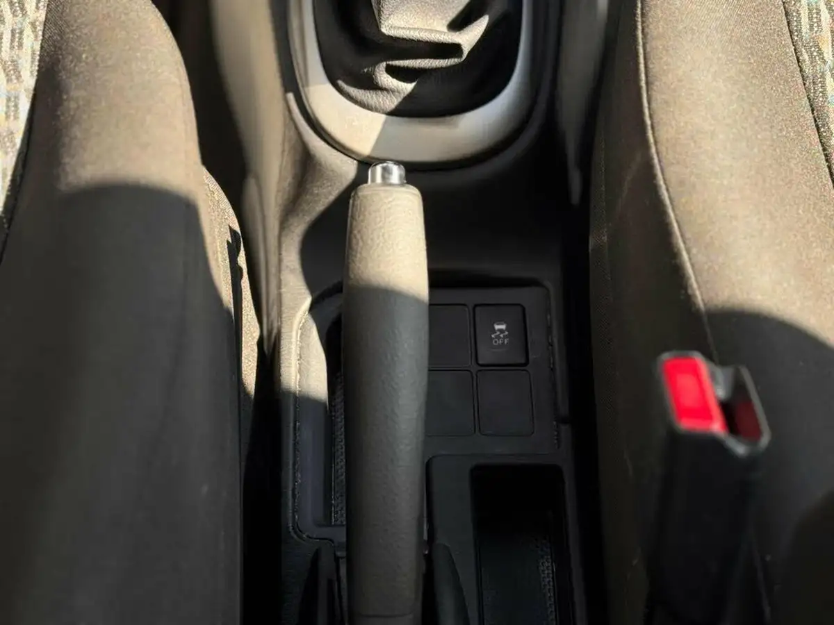 2013-toyota-yaris-133-tr-vvt-i-5d-big-21