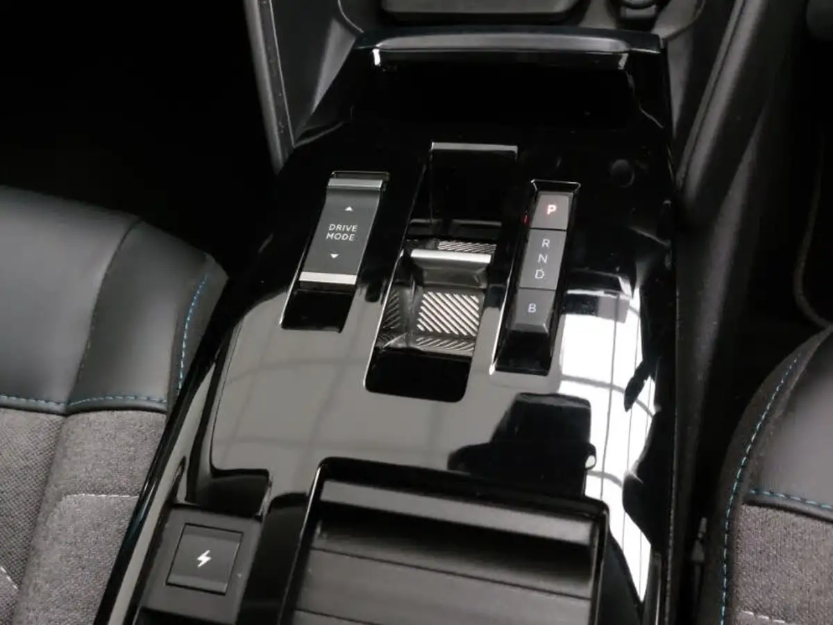 2022-citroen-c4-e-shine-big-15
