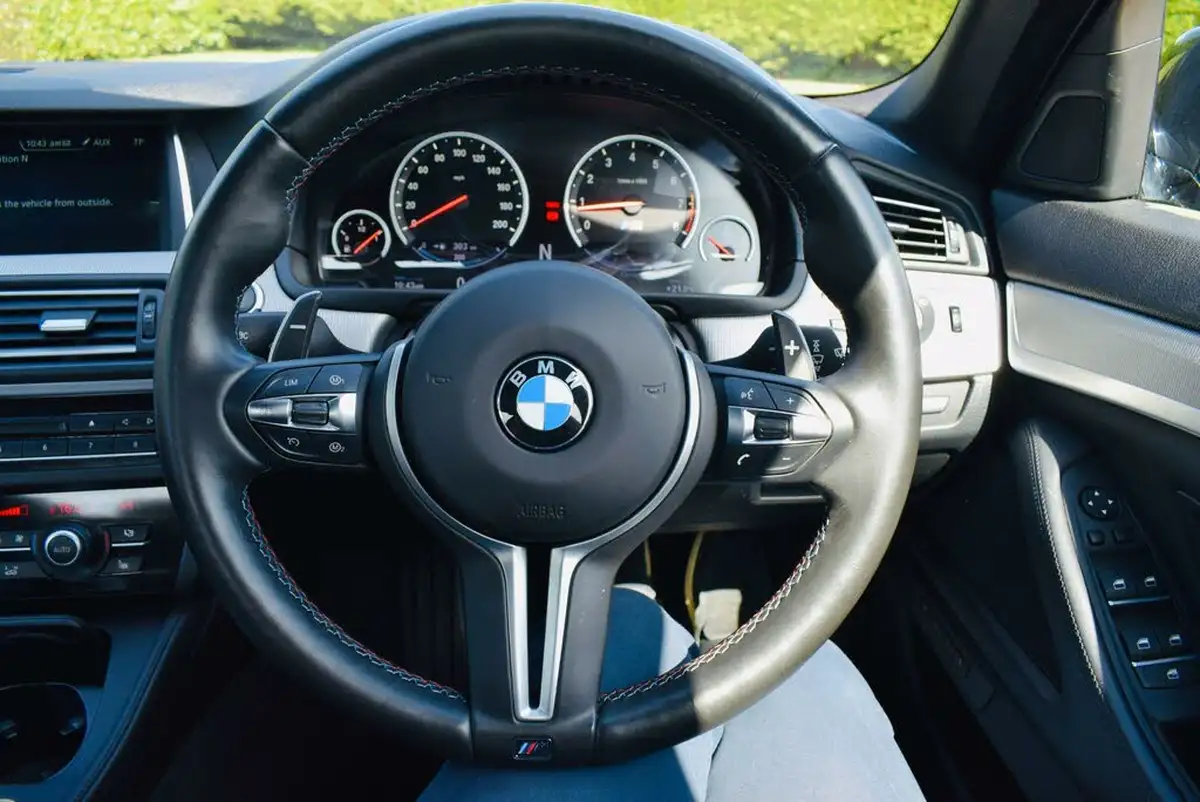 2014-bmw-5-series-44-m5-big-10
