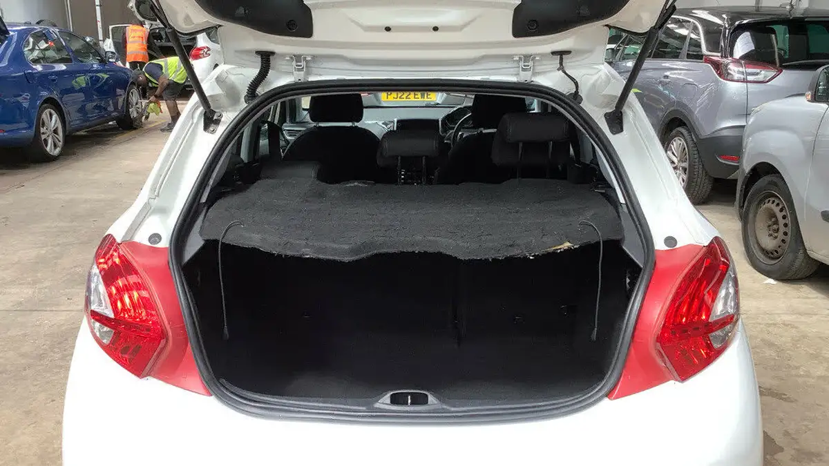 2013-peugeot-208-14td-allure-14e-hdi-ss-5d-egc-big-10