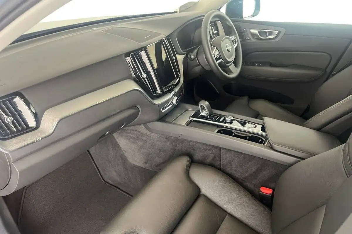 2024-volvo-xc60-20-b5-plus-big-1