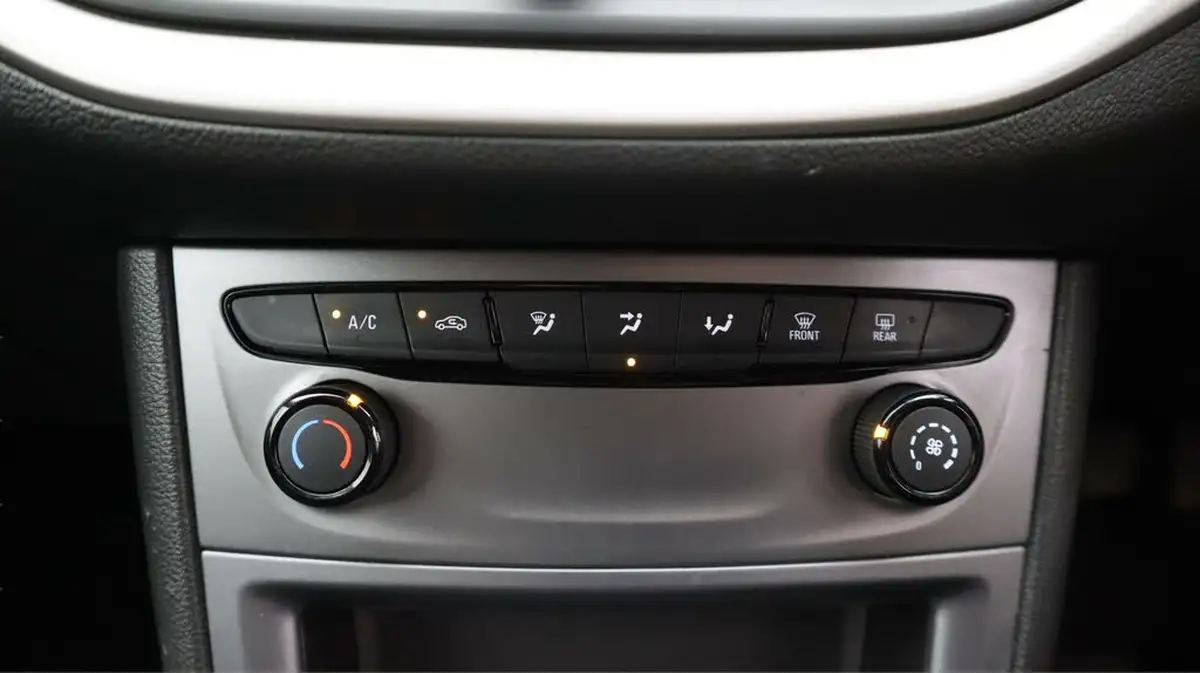 2019-vauxhall-astra-14i-16v-turbo-tech-line-nav-125ps-ss-hatchback-big-12
