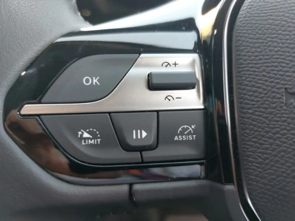 2024-peugeot-308-12-puretech-allure-130ps-ss-eat8-big-13