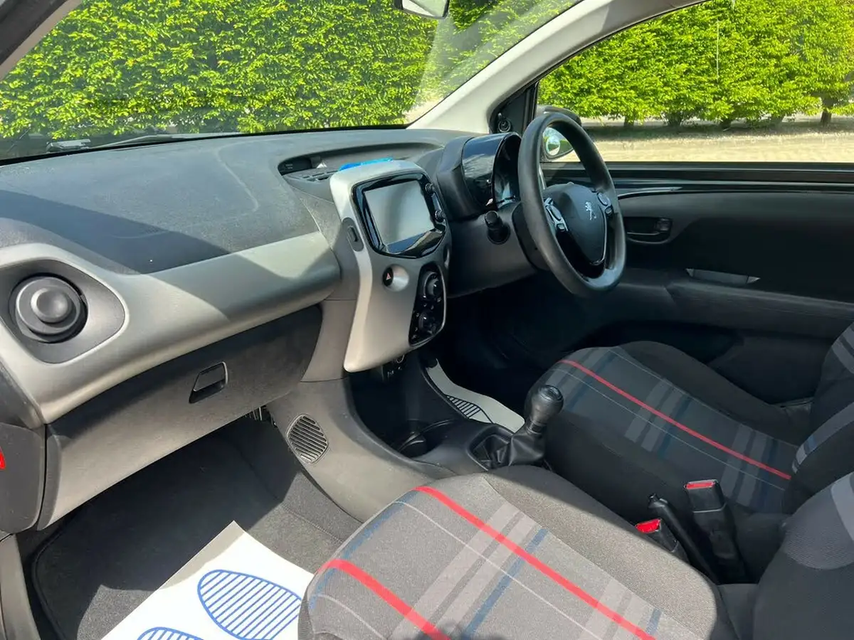 2015-peugeot-108-10-active-hatchback-3d-big-20