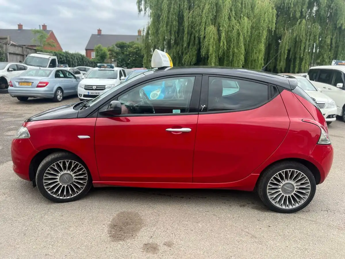 2014-chrysler-ypsilon-12-blackred-big-4