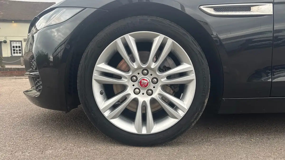 2020-jaguar-xe-20d-se-big-24
