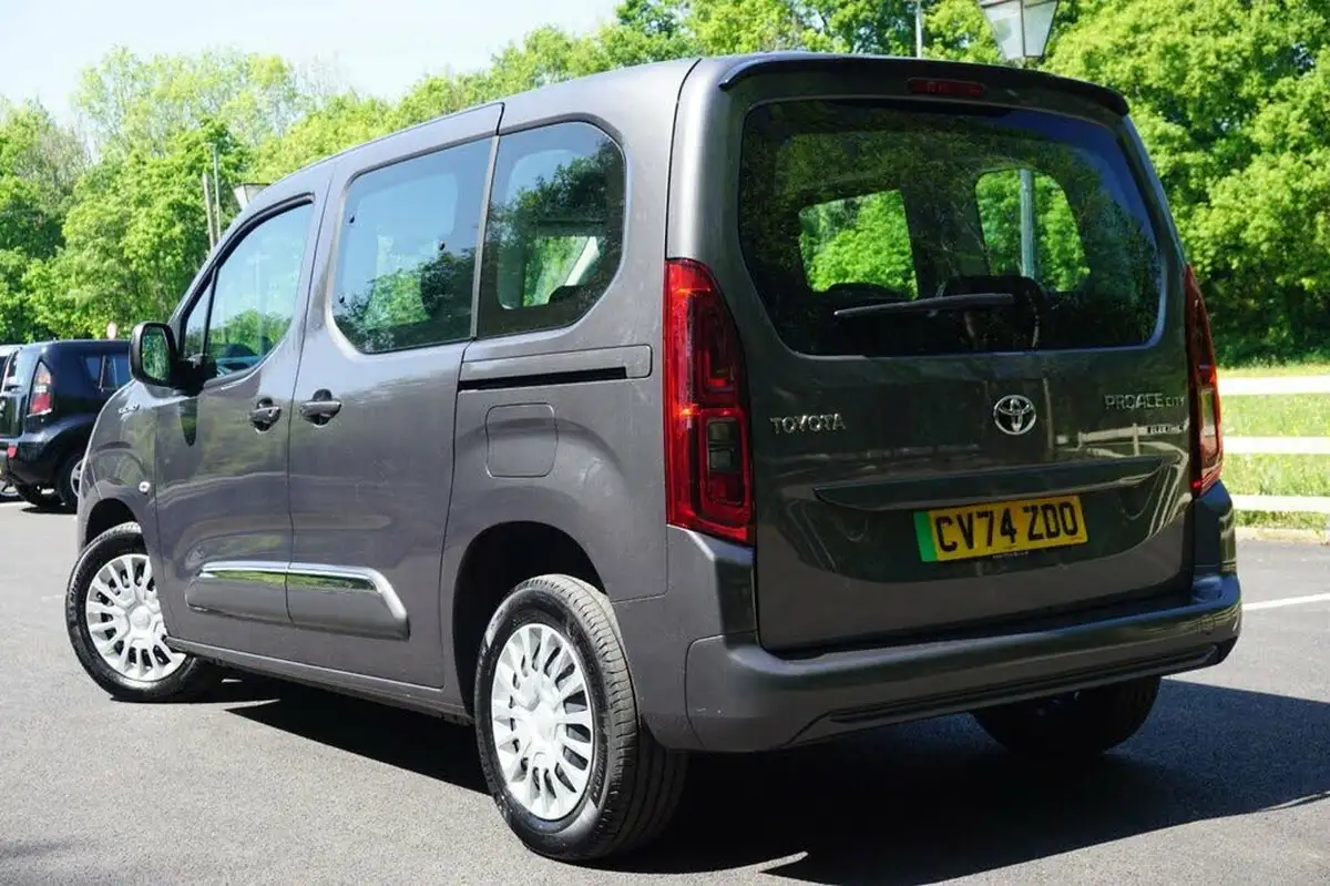 2024-toyota-proace-city-verso-e-shuttle-medium-big-1