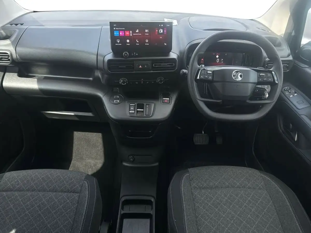 2024-vauxhall-combo-life-e-design-xl-big-9