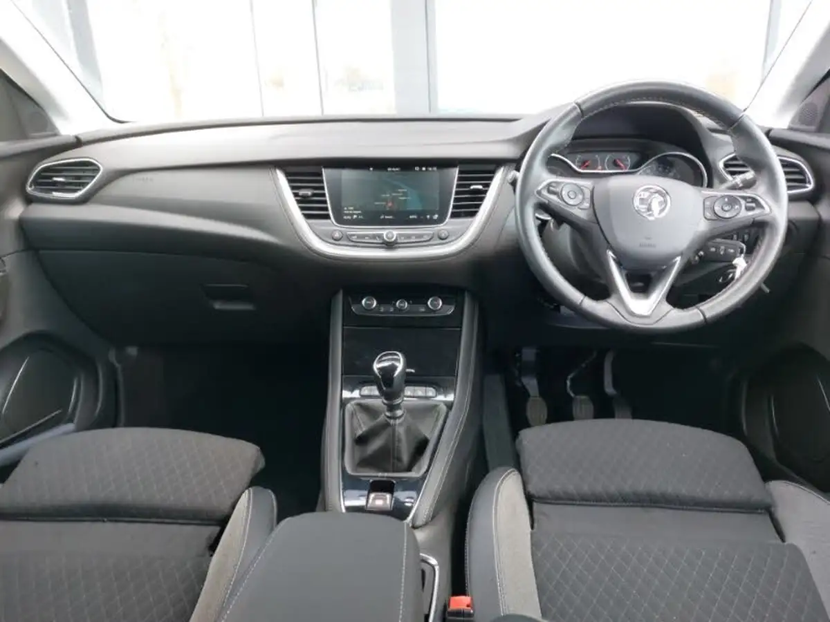 2021-vauxhall-grandland-x-12-sri-nav-big-2