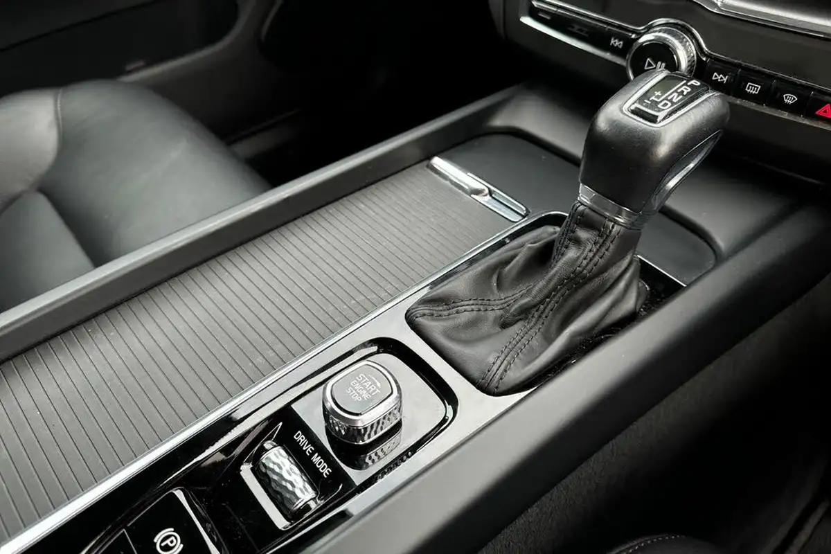 2020-volvo-xc60-20td-d4-momentum-big-12