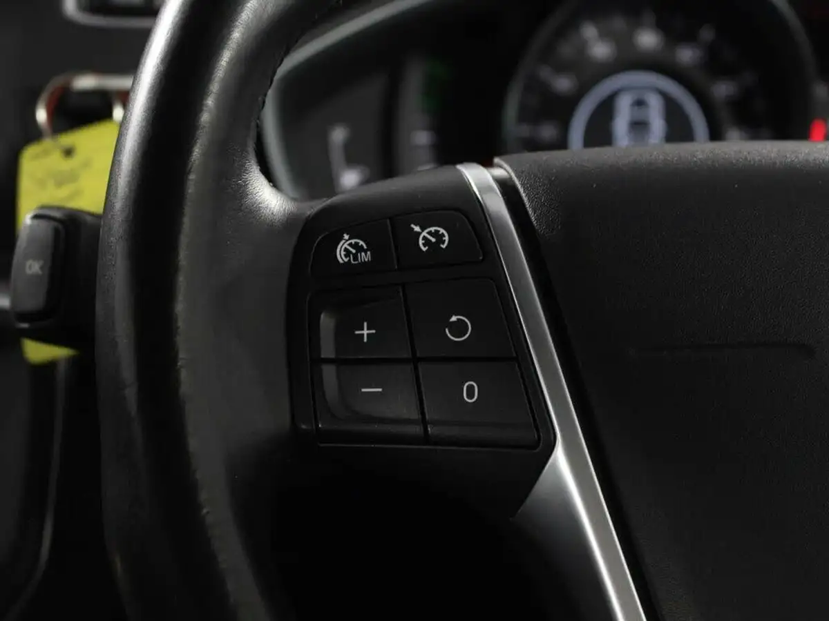 2015-volvo-v40-16td-d2-cross-country-lux-powershift-big-16