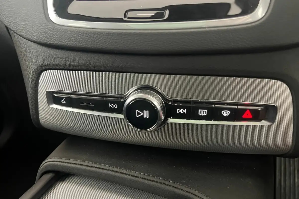 2024-volvo-xc90-20-t8-plus-big-13