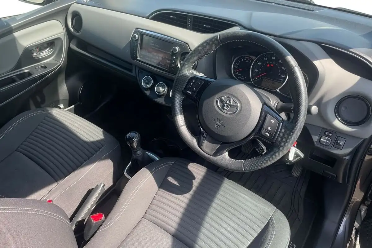 2016-toyota-yaris-133-design-bi-tone-big-9