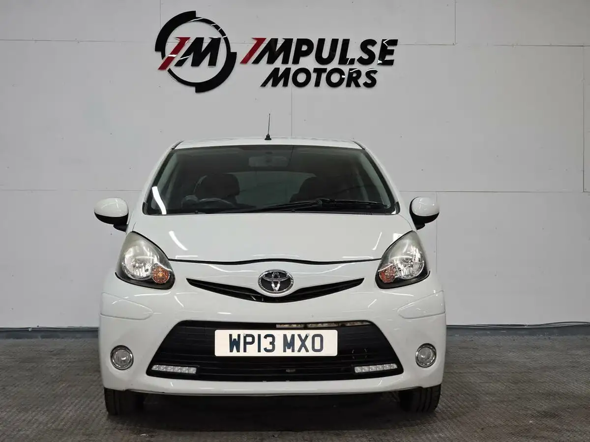 2013-toyota-aygo-10-aygo-fire-5d-big-2