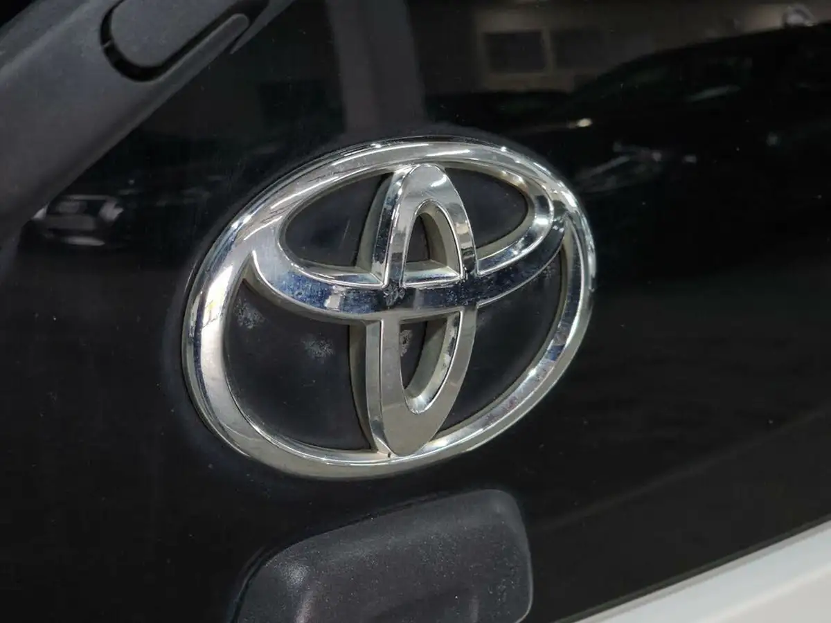 2013-toyota-aygo-10-aygo-fire-5d-big-78