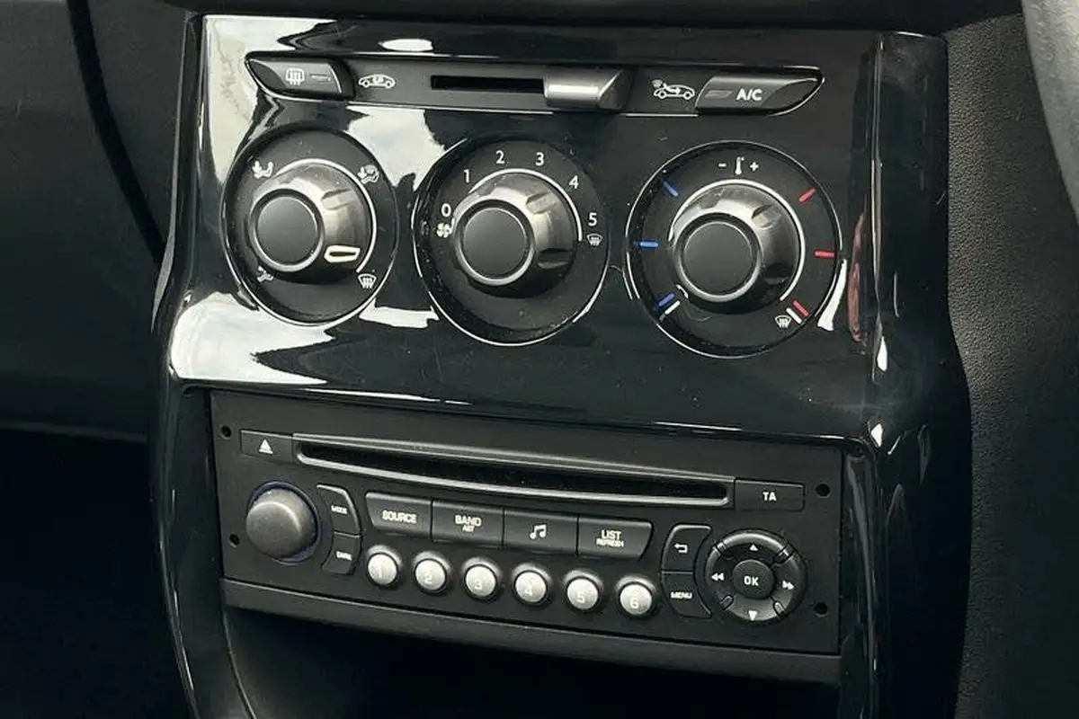 2015-citroen-c3-12-selection-big-29