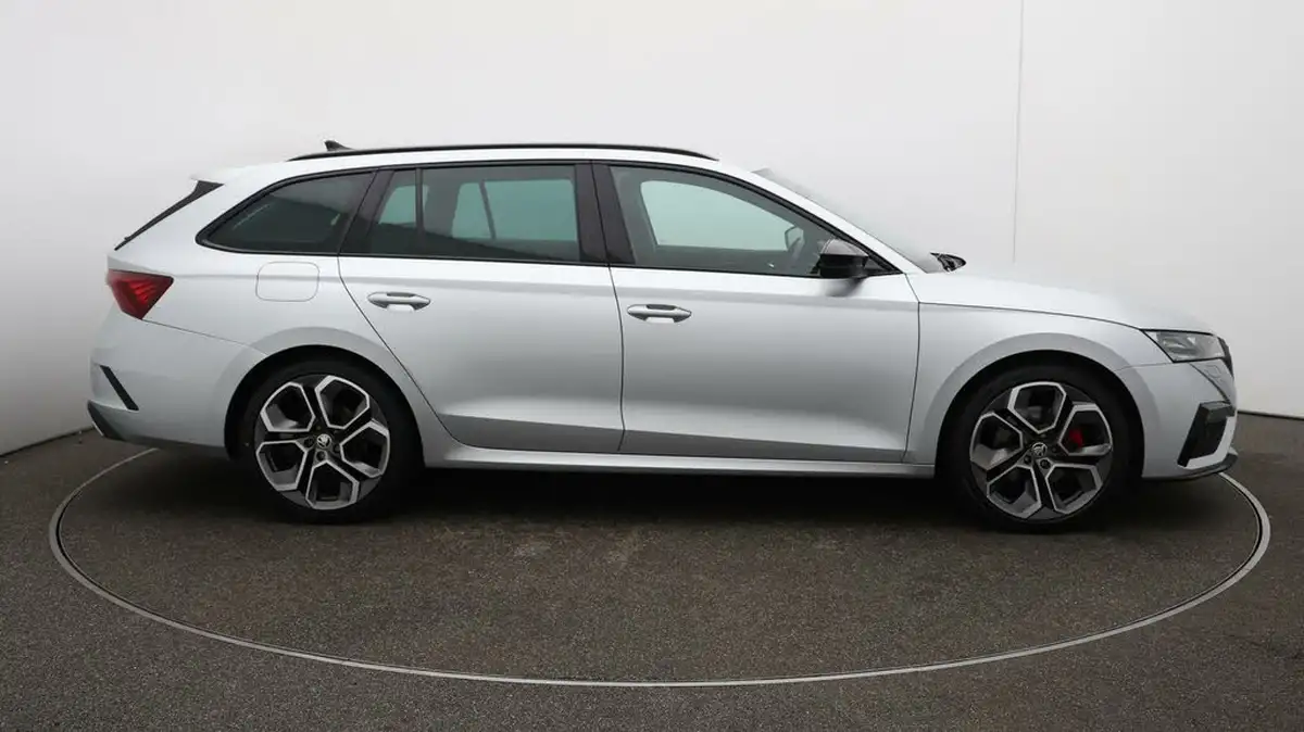 2021-skoda-octavia-20tdi-vrs-estate-big-49