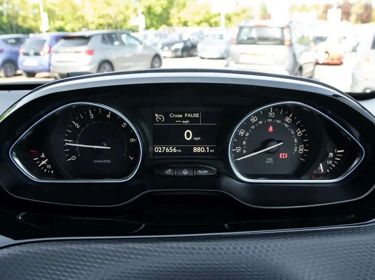 2018-peugeot-2008-suv-12-puretech-allure-premium-ss-big-14