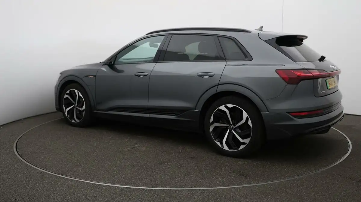 2022-audi-e-tron-50e-black-edition-station-wagon-big-36