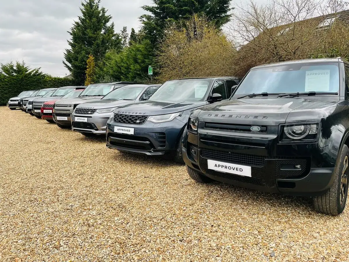 2023-land-rover-range-rover-velar-30-d300-dynamic-se-big-2