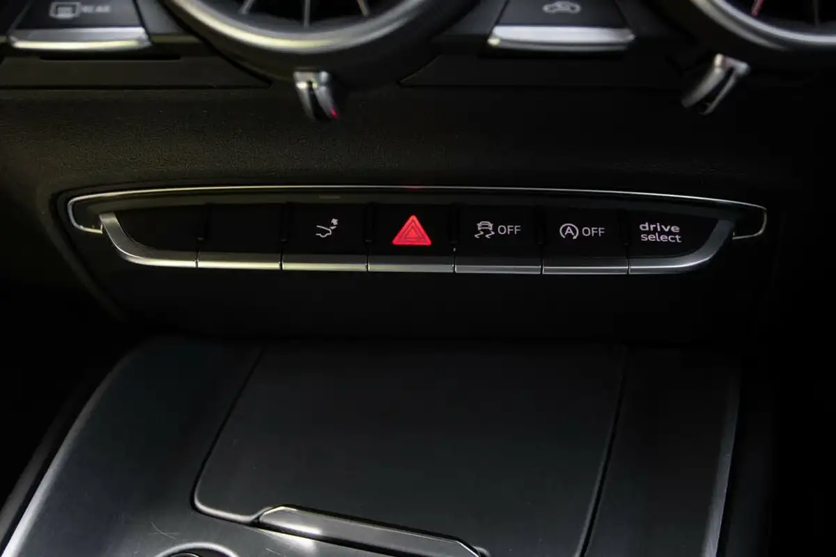 2015-audi-tt-coupe-20-tfsi-s-line-big-31