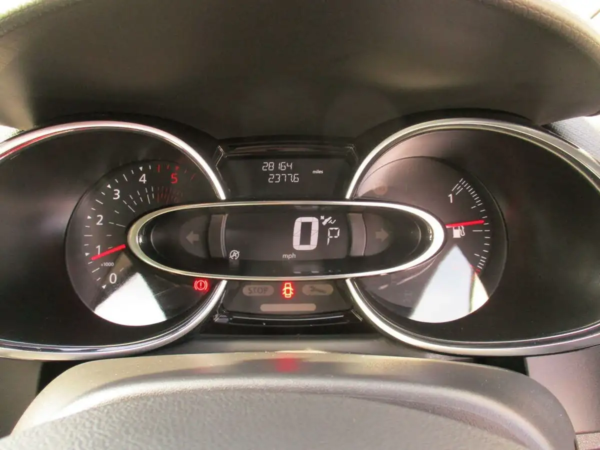 2019-renault-clio-15dci-iconic-90ps-ss-edc-auto-big-29