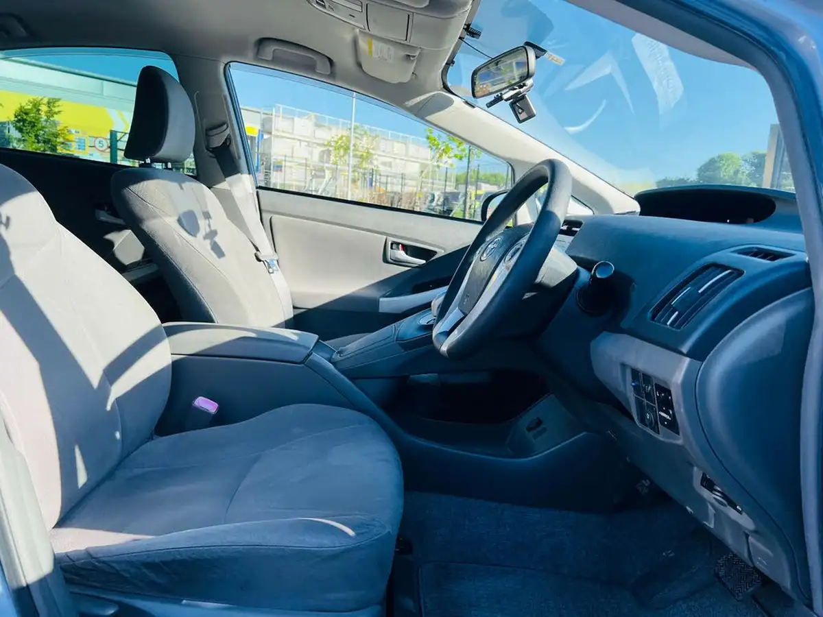 2010-toyota-prius-big-17