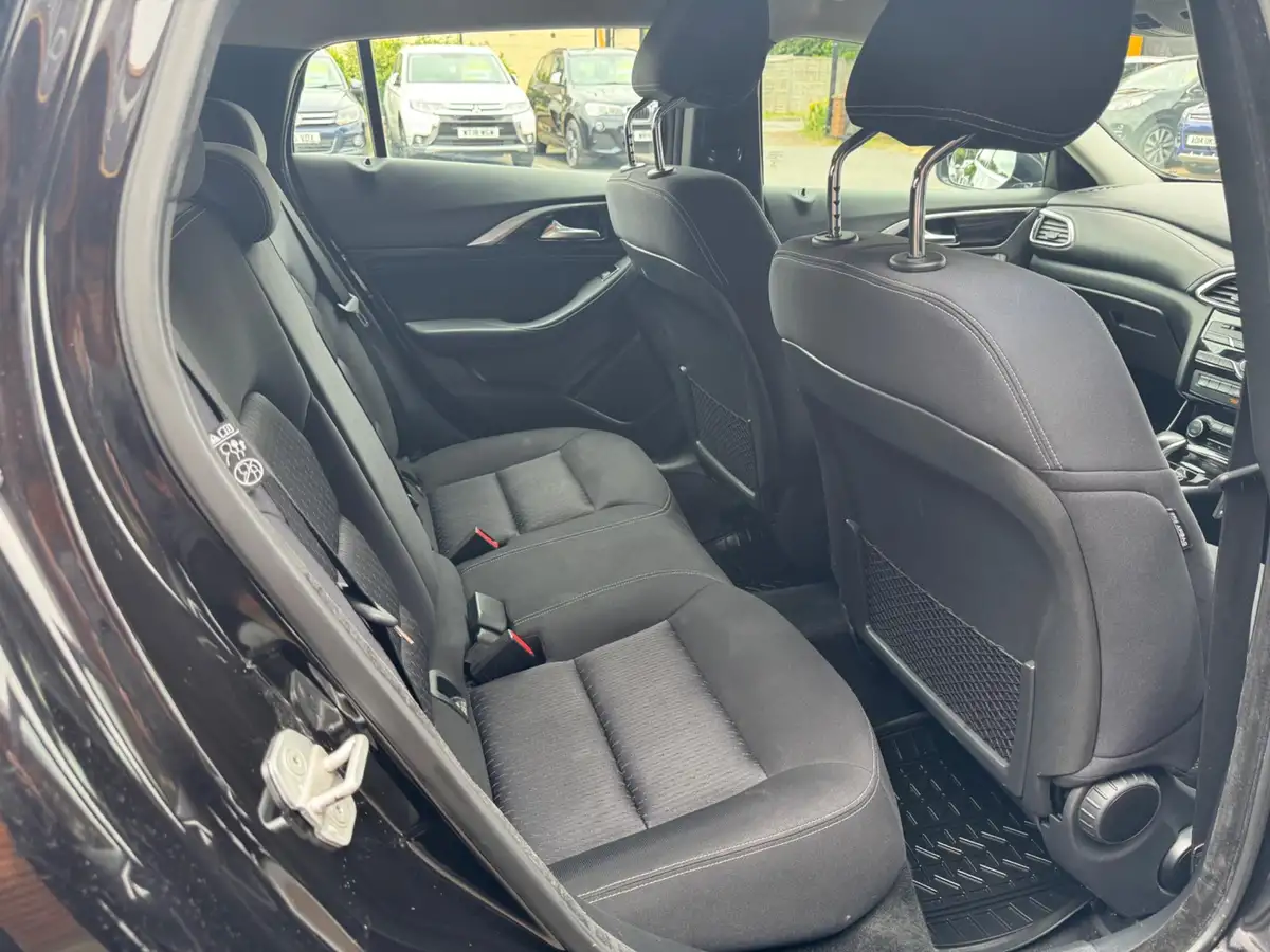 2017-infiniti-q30-15d-se-business-pack-dct-big-9
