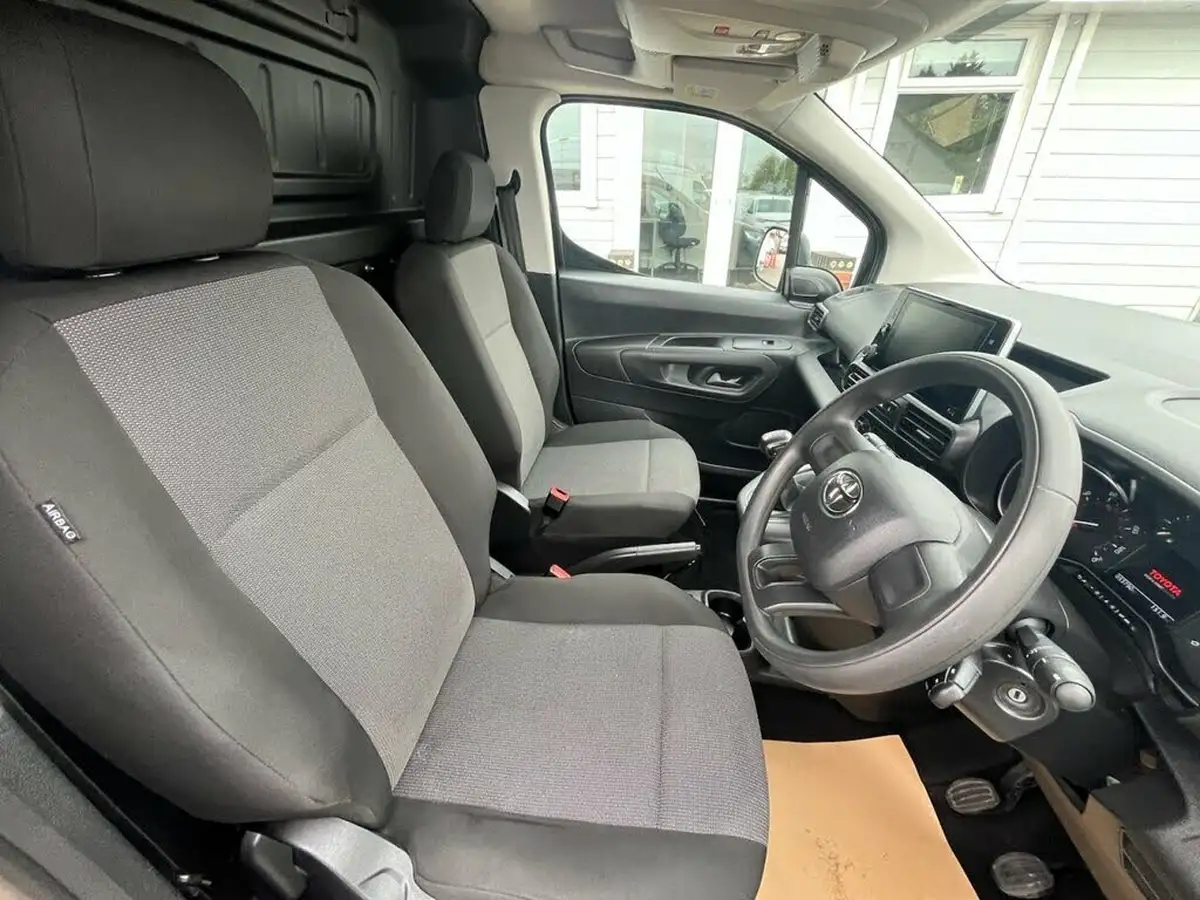2022-toyota-proace-city-15d-active-big-12