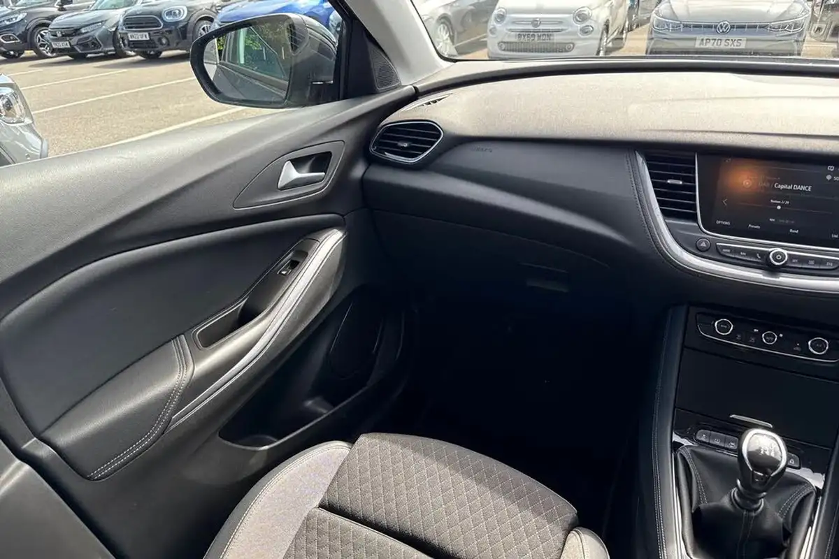 2019-vauxhall-grandland-x-15td-sport-nav-big-19